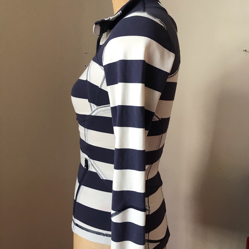 SOLD 🎉🎉🎉 LULULEMON shaping exercise jacket- 2 -blue stripe - Picture 5 of 8